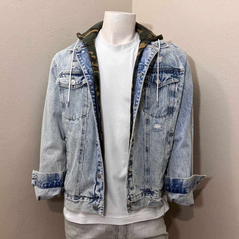 Forever 21 Men’s Light Wash Denim Jacket Camo Hood Size Large Distressed New